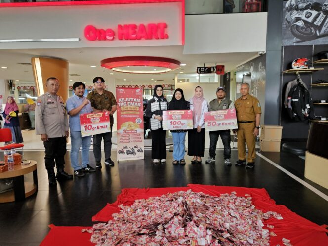 
Inilah Pemenang Program Kejutan Istimewa Berhadiah Total 1 kg Emas