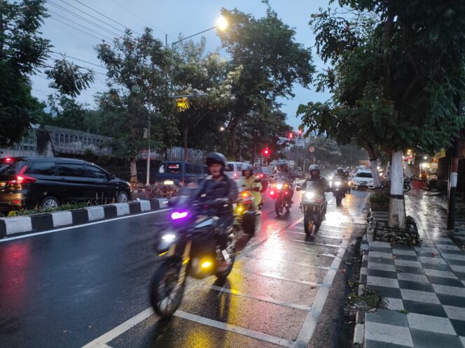 
Tips Memilih dan Memakai Jas Hujan yang Benar agar Selalu #Cari_Aman di Musim Hujan Kota Malang