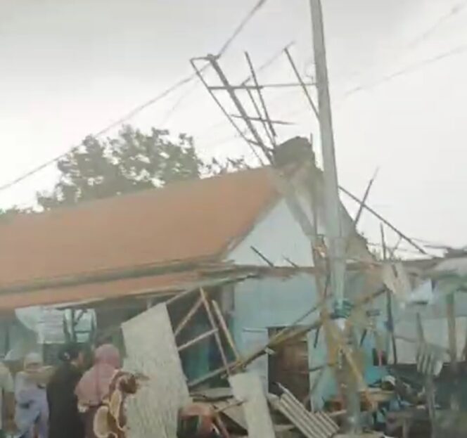 
Puting Beliung Terjang Pesisir Pasuruan, Bangunan hingga Pohon Banyak yang Tumbang