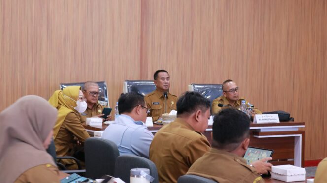 
Respon Lapor Kand4, Pj Bupati Ugas Ajak Pejabat Galang Dana Bantu Biaya Rumah Sakit Warga