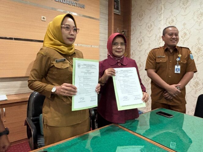 
Pemkab-Bank Jatim Teken Pakta Integritas Elektronifikasi Penerimaan Retribusi Daerah