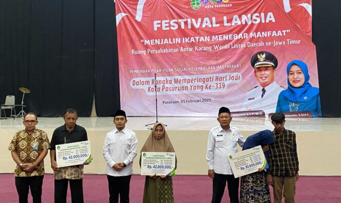 
Walikota Pasuruan Serahkan Santunan BPJS Ketenagakerjaan Senilai Rp 177 Juta