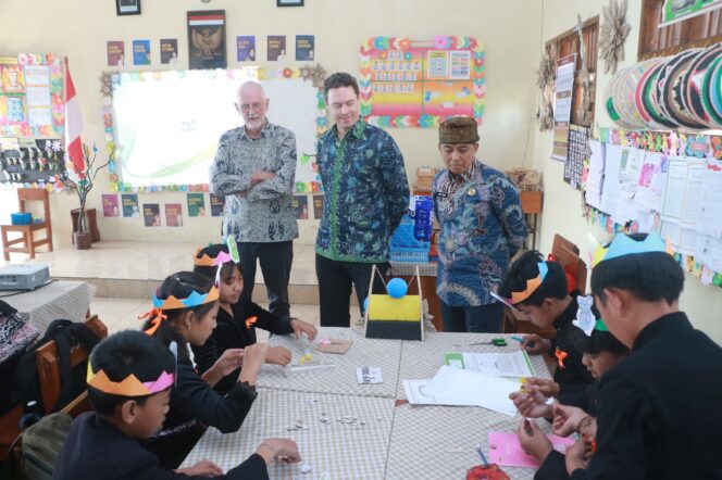 
Kedutaan Australia dan Kemendikdasmen Visitasi Penerapan Multigrade Teaching di Sukapura