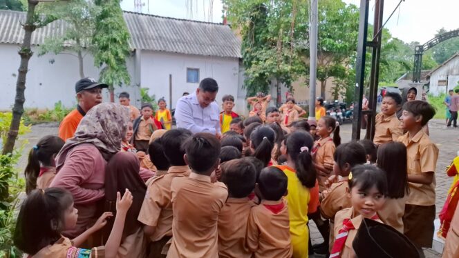 
HUT Gerindra, Anggota DPRD Probolinggo Reno Handoyo Beri Asupan Makan Bergizi Gratis di SD