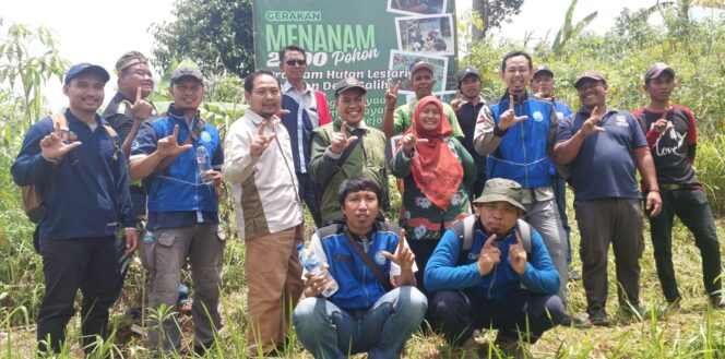 AQUA Keboncandi Selamatkan Lingkungan di DAS Rejoso Lewat Tanam 2.000 Bibit Pohon Buah