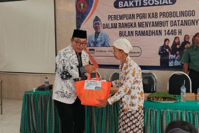 
PGRI Gelar Baksos Bagikan Sembako untuk Lansia