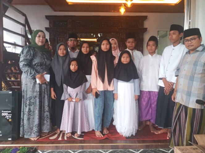 
Kades Oro-oro Ombo Wetan Berbagi Kebahagian bersama Puluhan Anak Yatim Piatu