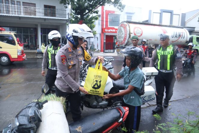 
Patroli Sambil Ngabuburit, Kapolres Situbondo Bagikan Bansos Ramadan