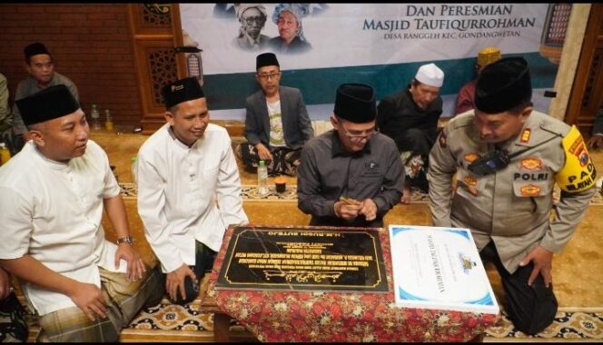 
Safari Ramadan, Wabup Gus Shobih Resmikan Masjid Taufiqurrohman