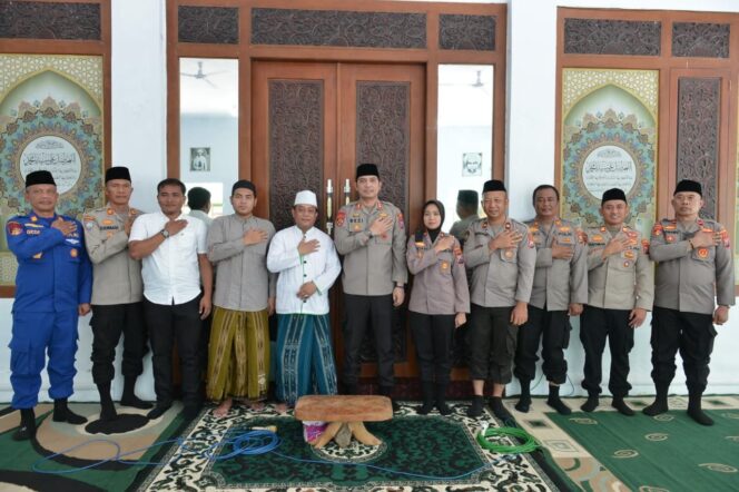
Kapolres Situbondo Safari Ramadhan ke Ponpes Nurul Ulum, Pererat Silaturahmi dengan Ulama