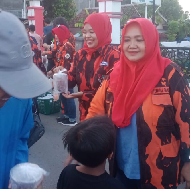 
Pemuda Pancasila Situbondo Bagi-bagi 400 Takjil untuk Pengguna Jalan