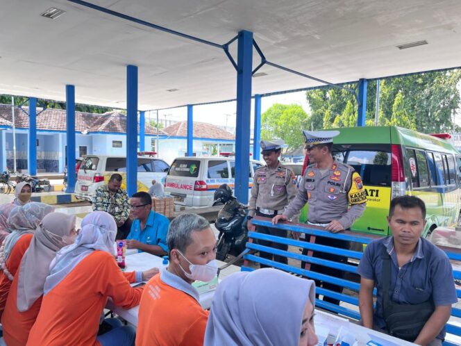 
Jelang Mudik Lebaran, Polisi Cek Kondisi Bus dan Kesehatan Sopir di Terminal Situbondo