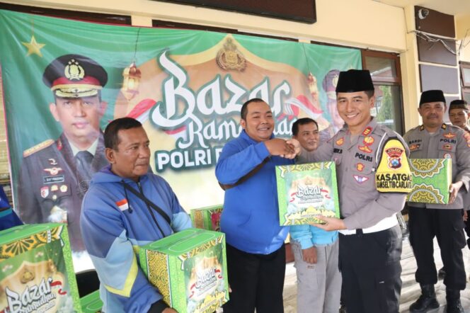 
Polres Situbondo dan Bhayangkari Bagikan Bingkisan Ramadan untuk Driver Ojol