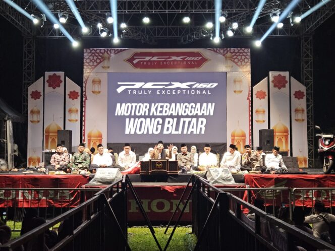 
Ribuan Masyarakat Meriahkan Safari Ramadan Honda bareng Gus Iqdam di Alun-Alun Blitar