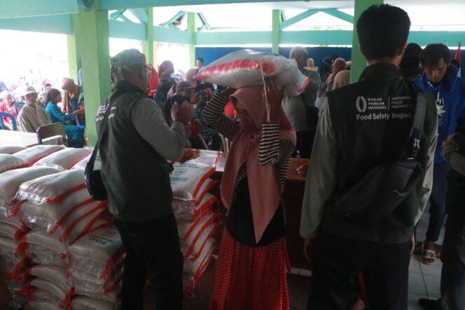 
Pemkab Probolinggo Salurkan Bantuan Beras Cadangan Pangan Bagi Masyarakat Miskin Ekstrem