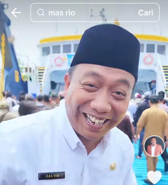 
Viral di Tik Tok Sepatu Mas Rio Terkelupas Saat Dampingi Gubernur Khofifah