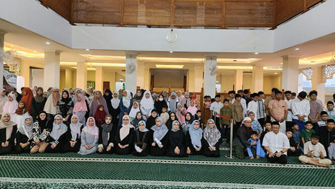 
Masjid Puri Bali Bojongsari Depok Berbagi 278 Paket Santunan untuk Anak Yatim hingga Pekerja Internal