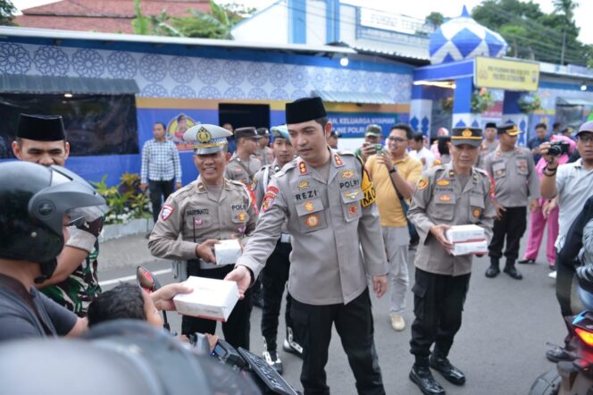 
Kompak, TNI – Polri Bagikan Takjil Gratis di Situbondo