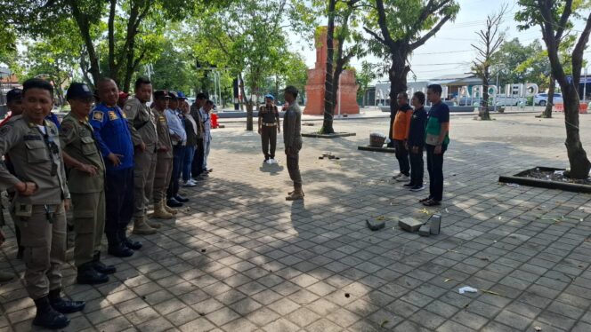 
Pemkab Lakukan Penataan PKL di Kawasan Stadion Gelora Merdeka Kraksaan