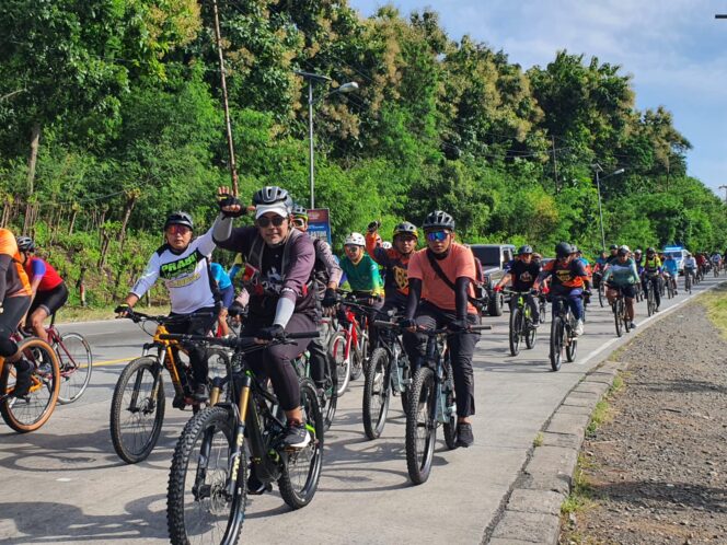 
Bupati Gus Haris Gaungkan Budaya Bersepeda ke Tempat Kerja