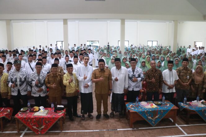 
Wabup Fahmi Halal Bihalal Bersama Ratusan Guru di Kecamatan Paiton