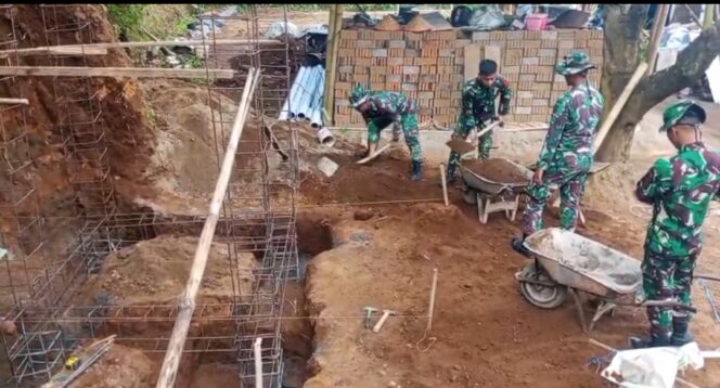 
Pasukan TMMD ke 124 Kodim 0824/Jember Berjibaku Gali Tandon Air untuk Masyarakat