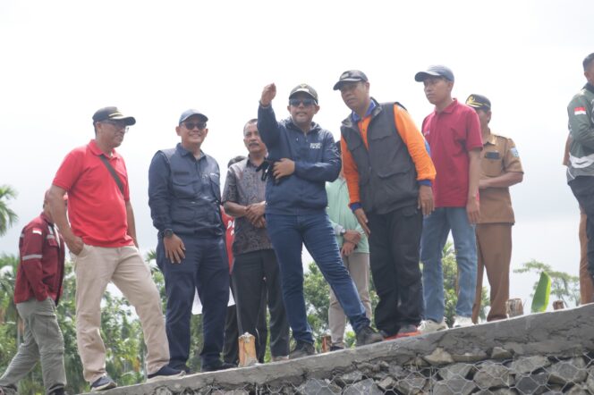 
Bupati Haris Tinjau Progres Pembangunan Jembatan dan TPT