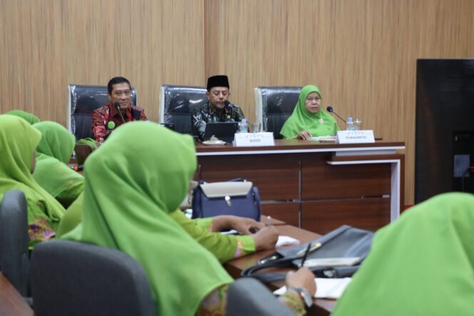 
Audiensi dengan Bupati Haris, Muslimat NU Serahkan Hasil Riset Keterkaitan Kualitas Infrastruktur Terhadap AKI dan AKB