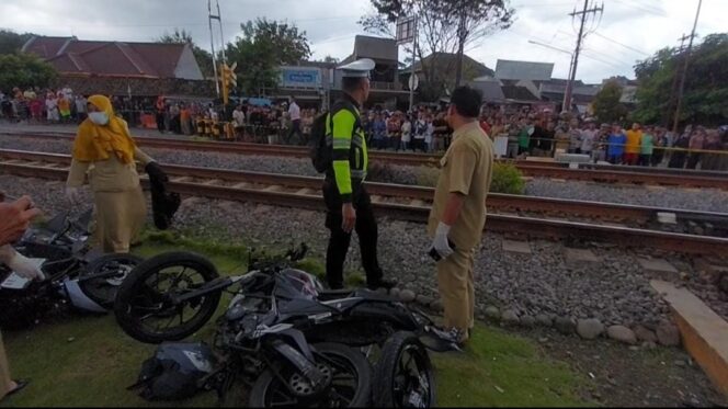 
Laka Maut KA Malioboro Express Tabrak 7 Sepeda motor di Magetan, 4 Orang Tewas
