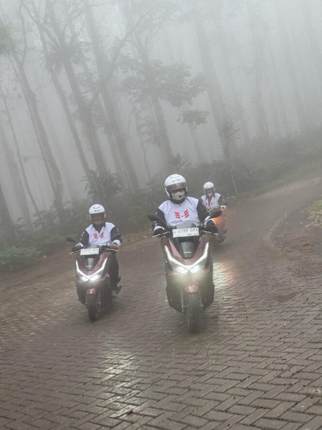 
Cuaca Tak Menentu, Ini Tips #Cari_Aman Berkendara Sepeda Motor Saat Hujan