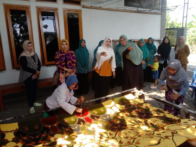 
Dorong UMKM Naik Kelas, Dekranasda Kunjungi Beberapa Pelaku UMKM