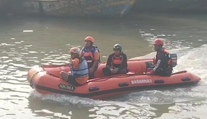 
Tim SAR Terus Lakukan Pencarian Balita yang Hilang Misterius di Sungai Gembong Pasuruan 