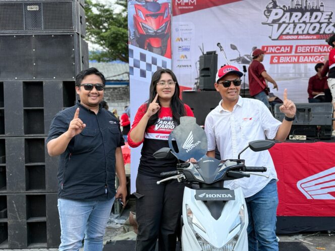 
Beruntung Banget! Ibu Vina Bawa Pulang Honda BeAT dari Parade Vario160 Surabaya