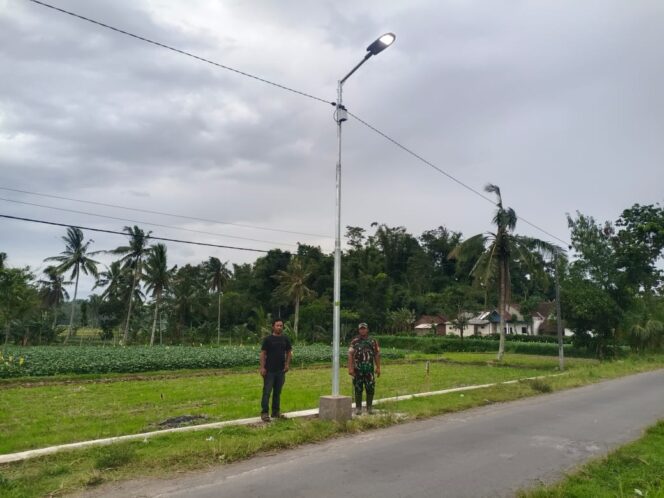 
Hore! 2 Dusun di Desa Plalangan Kini Diterangi Lampu-lampu PJU Berkat TMMD Kodim 0824/Jember
