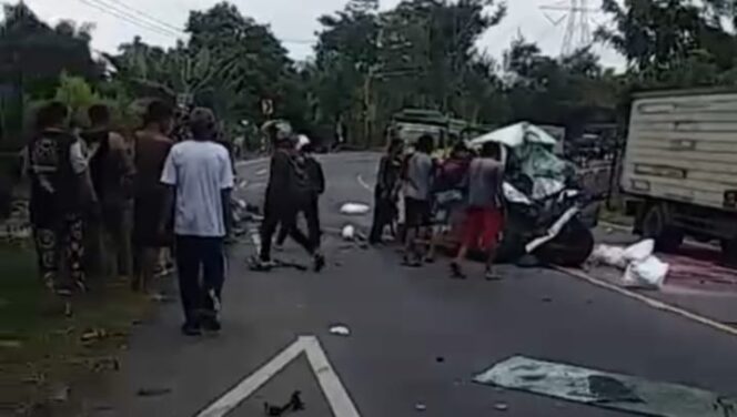 
Diduga Rem Blong, Dump Truk Sasak Pikap dan Motor, 4 Orang Meninggal Dunia