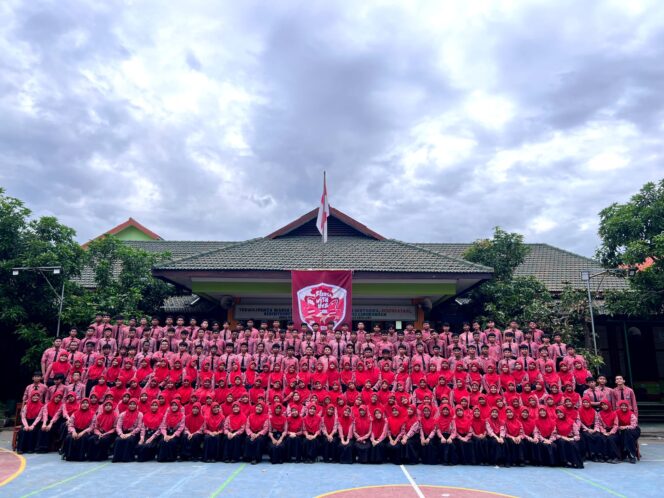 
100% Lulus, SMP Negeri 1 Probolinggo Gelar Tasyakuran dan Penganugerahan Peserta Didik Berprestasi