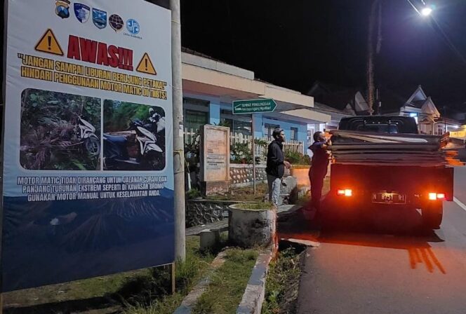
Dishub Pasang Banner Larangan Motor Matic ke Bromo