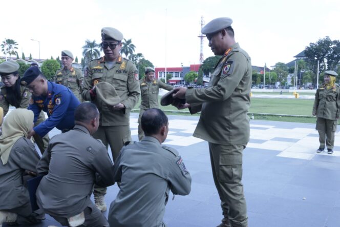 
Kasatpol PP Pemkab Jember Pimpin Prosesi Pembaretan Anggota Baru dari Unsur CPNS dan P3K