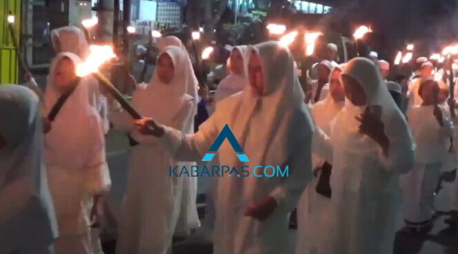 
Sambut Tahun Baru Islam 1447 H, Ratusan Santri dan Warga di Pasuruan Gelar Pawai Obor