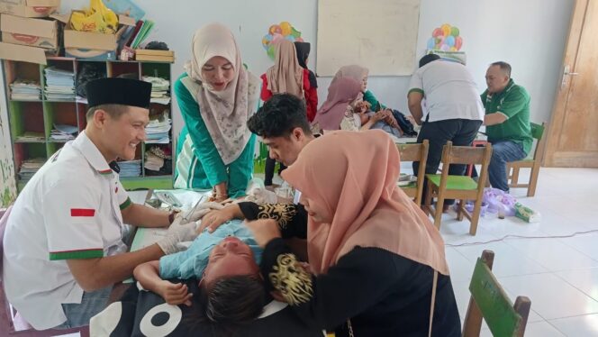 
Rangkul LKNU Kraksaan, Baznas Gelar Khitanan Massal