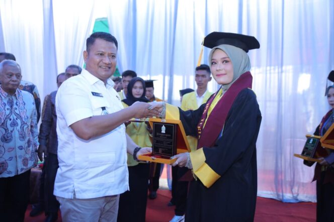 
Wakil Bupati Asahan Hadiri Wisuda Sarjana dan Pascasarjana Universitas Asahan 