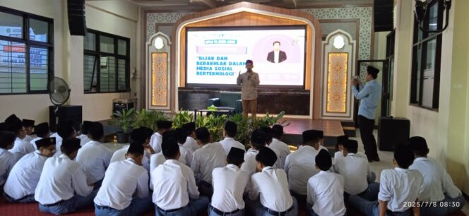 
Ratusan Siswa Baru SMA Bayt Al Hikmah “Digembleng” Bijak dalam Bermedsos