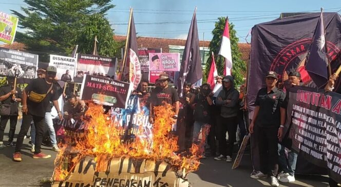 
Sengsarakan Buruh, Demonstran Desak Pemerintah Tutup Distributor Es Krim Joyday di Jember