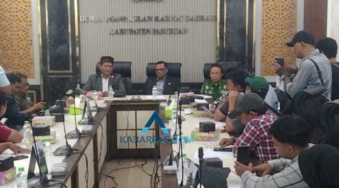 
Ketua DPRD Kabupaten Pasuruan Sesalkan Pemberitaan yang Sebut Anggotanya Dipanggil KPK