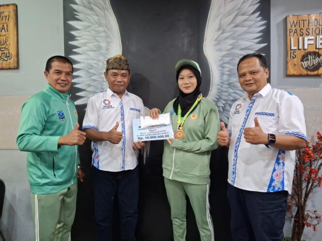 
Akuatik Serahkan Reward Rp 10 Juta Bagi Atlet Renang Peraih Medali Perunggu Porprov Jatim 2025