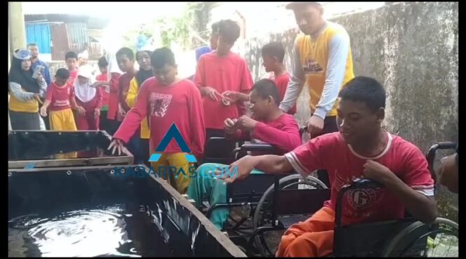 
Pemkot Pasuruan Kenalkan Manfaat Ikan kepada Siswa SLBN 1