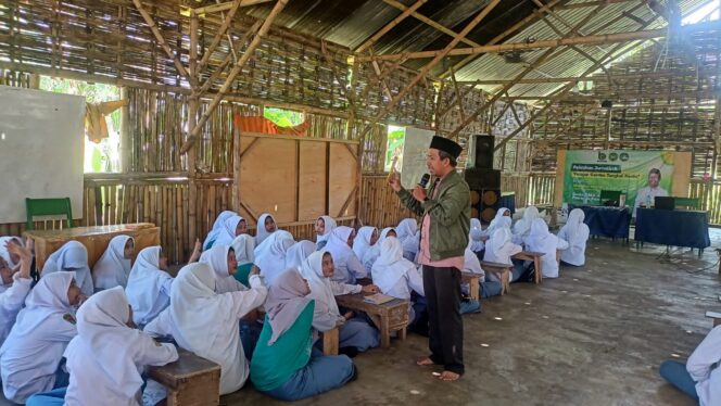 
Ratusan Siswa MA Abu Amar Pasuruan Antusias Ikuti Pelatihan Jurnalistik 