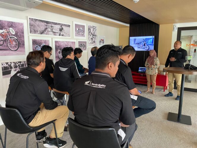 
CB650R Terbaru Hadir di Jawa Timur, MPM Honda Jatim Ajak Jurnalis Kenali Teknologi Honda E-Clutch