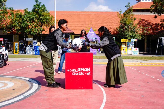 
Roadshow Honda DBL 2025 Semarakkan Sekolah di Surabaya, Panaskan Semangat Menuju East Java – North