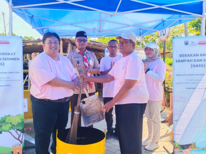 
PT. HM Sampoerna Plan Kraksaan Gelar Gerakan Angkat Sampah dan Sedimen